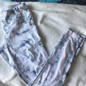 White/grey marble designed leggings